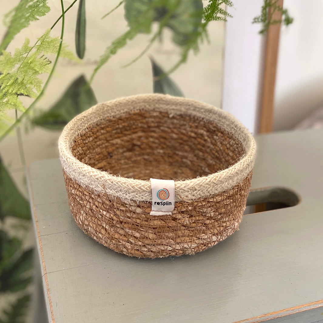 *NQP* SMALL Shallow Woven Jute Basket - NATURAL/WHITE